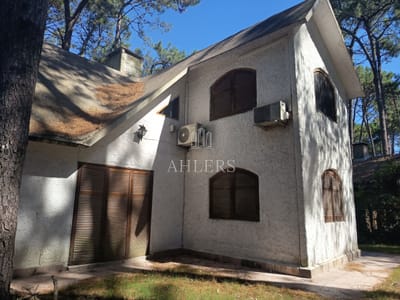 Se alquila y se vende casa de 3 dormitorios, dos baños, cocina amplia