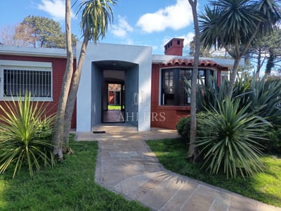 SE VENDE CASA EN BARRIO CANTEGRIL - PUNTA DEL ESTE