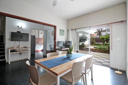 Venta casa cuatro dormitorios más escritorio, patio y garage en Buceo