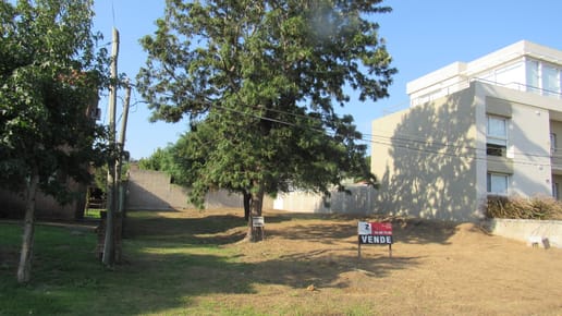 TERRENO POR CALLE JAVIER DE VIANA, ZONA RESIDENCIAL.