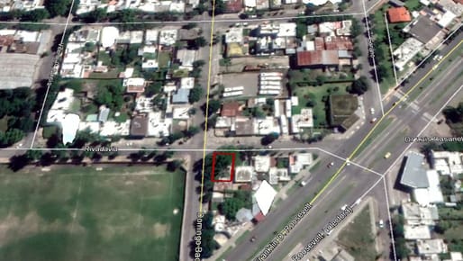 TERRENO EN ESQUINA, PLENO CENTRO CON CONSTRUCCIONES.