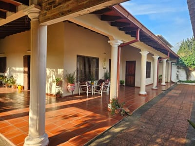 Venta Imponente Casa + Terrenos en Luque 