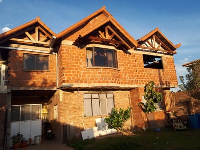 EN VENTA, CASA 2 PLANTAS CON DEPTOS 