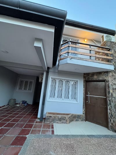 VILLA MORRA, EN ALQUILER DUPLEX DE 4 DORMITORIOS. 