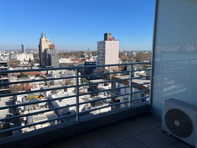 VENTA  1 DORMITORIO PISO ALTO A MTS TERMINAL TRES CRUCES.