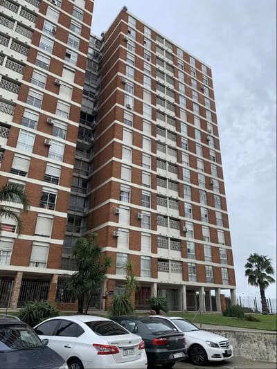 Amplio y confortable apartamento de 3 dormitorios en la rambla de Barrio Sur.