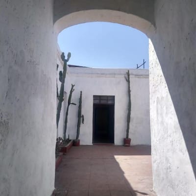¡¡¡CERCADO!!! EXCELENTE CASONA EN VENTA ¡UBICACIÓN IDEAL PARA NEGOCIO!