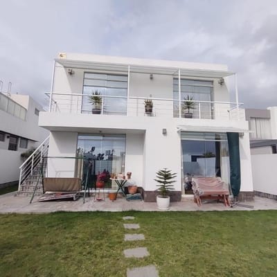 PRECIOSA CASA CON AMPLIO JARDIN EN VENTA CERRO COLORADO URBANIZACION PRIVADA