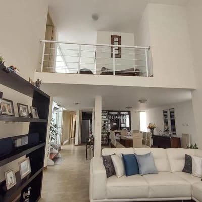 MODERNA CASA CON AMPLIOS JARDINES EN EXCLUSIVA URB. DE C. COLORADO EN VENTA