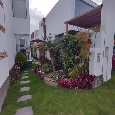 VENDO HERMOSA CASA FRENTE A PARQUE EN EL CORTIJO CASA CLUB DE 320 M2 DE TERRENO