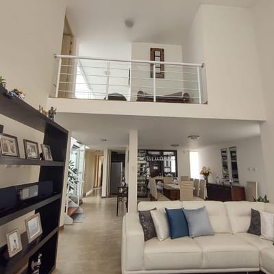 CASA EN VENTA EN CERRO COLORADO CON MODERNOS ACABADOS EN URB. CERRADA