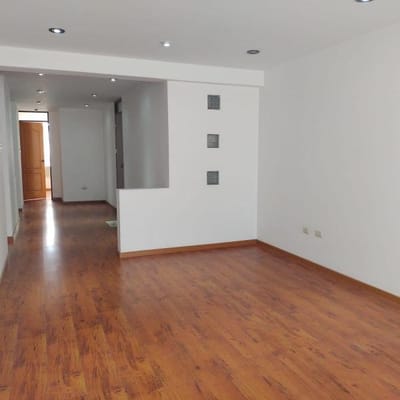 Departamento en 2do piso en urb. ubicado en parte baja de Cerro Colorado
