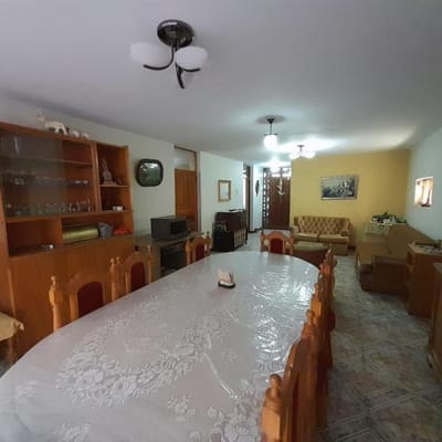 Casa de 3 pisos en urb. de Cerro Colorado cerca a la Avenida Ejercito.