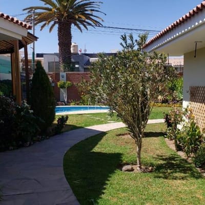 VENDO AMPLIA CASA CON PISCINA EN LINDA ZONA DE SACHACA