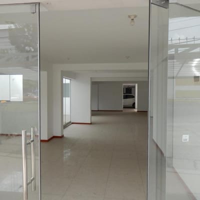 LOCAL COMERCIAL EN LAQUILER EN YANAHURA CON VISTA A LA CALLE