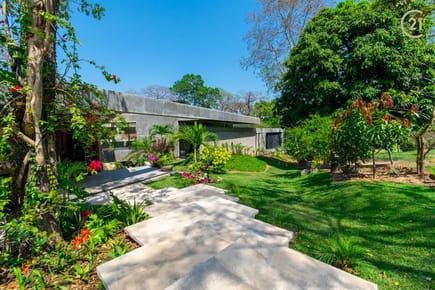 En Venta! Lujosa Casa de 4 dormitorios en condominio en el Urubo