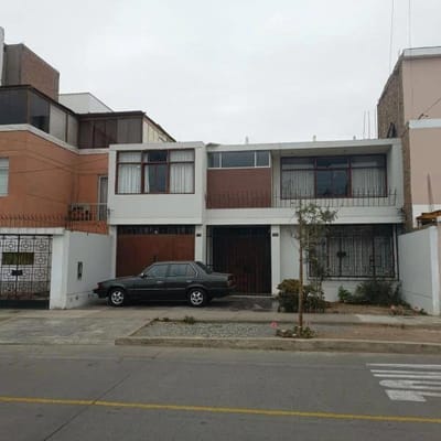 VENDO CASA 212M2 5DORM VISTA PARQUE 3 CUADRAS UNIV. CATOLICA PARAMETROS 5 PISOS