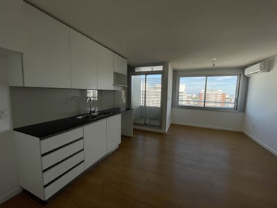 Venta con renta apto 1 dormitorio con garaje en Malvín - E-Tower Sky #1306