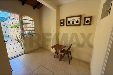 VENDO AMPLIA RESIDENCIA CON LOCALES COMERCIALES Y DEPARTAMENTOS