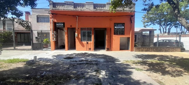 Se vende Casa con local comercial más sótano de 60 mtrs2