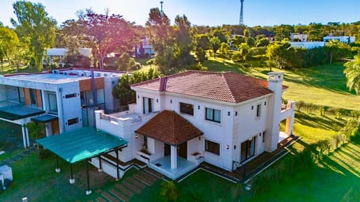 En venta residencia en Aqua Village, a pasos de la laguna. 