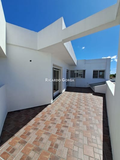 Casa de altos en venta de 2 dormitorios 2 baños y cochera en Atahualpa