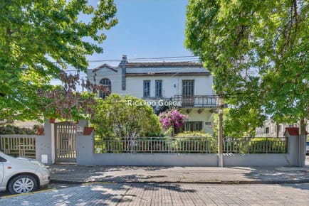 Hermosa casa esquina sobre Av. Luis a de Herrera muy próxima al Jardín Botánico