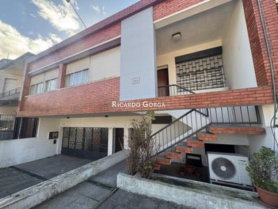 Padrón Único 2 casas 6 o 7 dormitorios fondo con piscina en Brazo Oriental