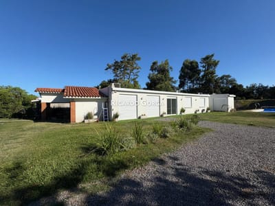Casa en venta con renta de 6 dormitorios a metros de la playa en Las Toscas