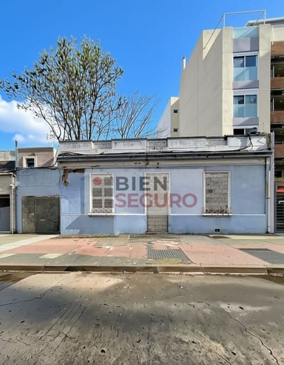 Terreno con construcción a reciclar, en venta en Buceo.  Ideal inversión. Gran potencial.