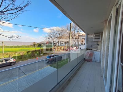 Moderno apartamento de 1 dormitorio, con vista al mar, en venta en Buceo