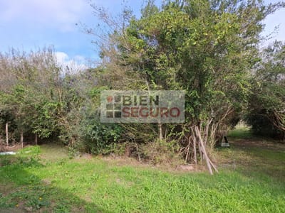 Sólida casa con gran terreno de 1.200 m²,  en venta en Las Brujas, próximo al río Santa Lucia