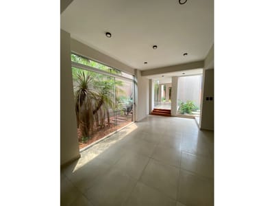 Gran residencia con iluminación natural en Mburucuyá