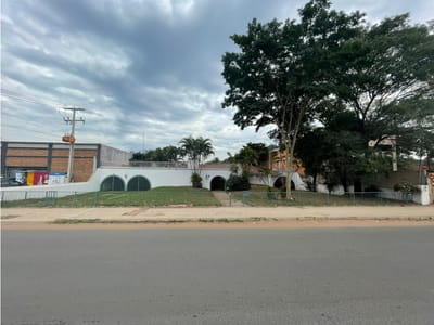 VENDO PROPIEDAD SOBRE AVDA PERON 40x30 m2 Superficie: 1200 m2
