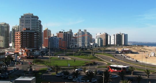 Apartamento en venta, Punta Del Este, Excelente ubicación en Gorlero, cerca de la playa brava y Terminal