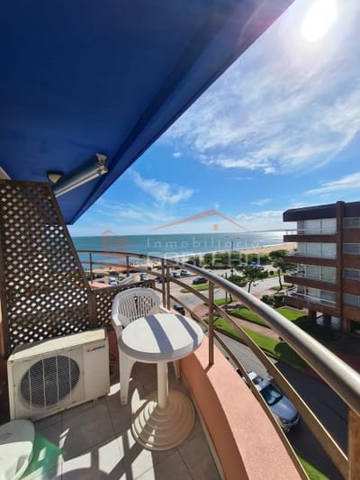Apartamento en Venta en Punta del Este, zona Mansa, Edificio frente a la playa con terraza y vista al mar