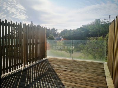 Venta de Apartamento en Punta del Este, Mansa, Edificio frente al mar, amplia terraza, con todos los servicios