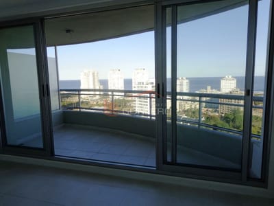 Apartamento de 2 dormitorios en venta y alquiler de temporada en Punta del Este, zona Roosevelt