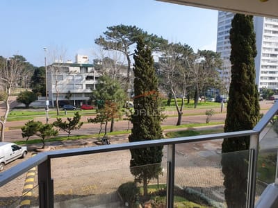 Excelente apartamento en venta, reciclado con parrillero propio, zona Roosevelt de 2 dormitorios.