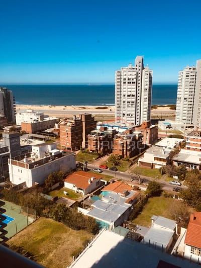 Apartamento en venta de 3 dormitorios con terraza y parrillero en Punta del Este, Brava