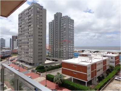 Apartamento en Venta y Alquiler en  Punta del Este, Brava a 1 cuadra del mar, con muy linda vista