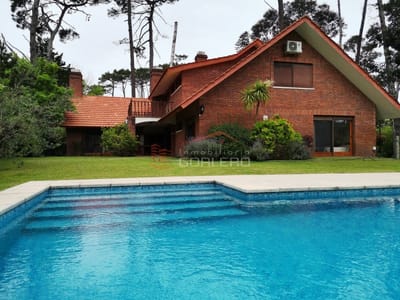 Chalet en Venta y Alquiler temporal en Punta del Este, zona mansa, con muy lindo jardín con piscina