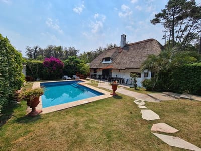 Chalet de 4 dormitorios en venta y alquiler de temporada en Pinares, Punta del Este Parrillero Piscina