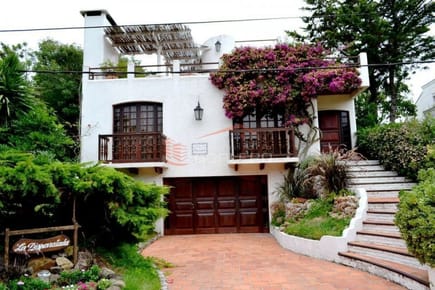 Casa de 6 dormitorios con parrillero en Rincón del Indio, zona playa brava.