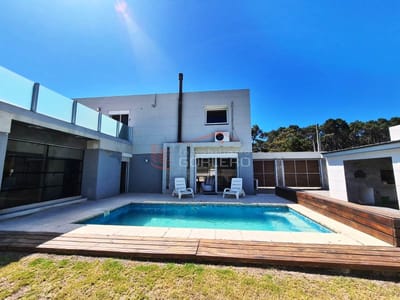 Casa en venta y Alquiler en Punta del Este, Brava a 2 cuadras del mar, moderna, minimalista, con piscina
