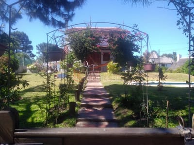 Casa en Pinares de 2 dormitorios en alquiler temporal con piscina y parrillero