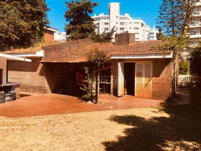 Casa muy bien ubicada en la Brava, de 3 dormitorios y dependencia de servicio.