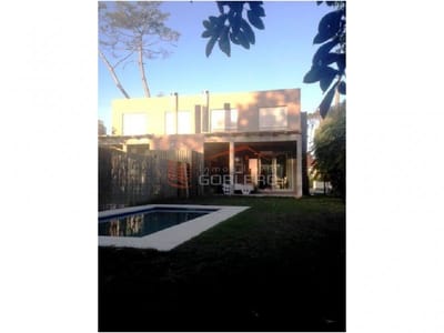 Casa de 4 dormitorios, piscina y parrillero en venta y alquiler temporal Punta del Este, Pinares