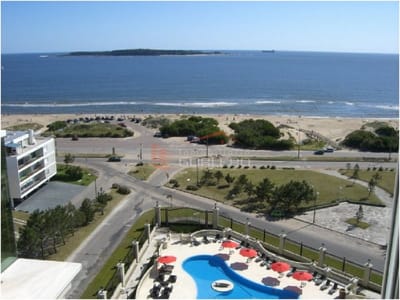 Apartamento en Venta y Alquiler en Punta del Este, Mansa en primera fila. Torre con todos los servicios
