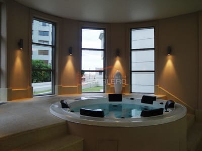 ALQUILER de Apartamento en Punta del Este,  frente a playa Brava con todos los servicios